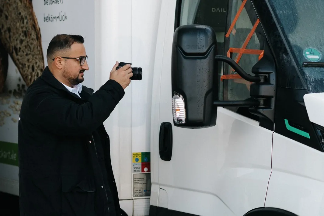 Kfz-Gutachter begutachtet einen Transporter für ein Nutzfahrzeug-Gutachten