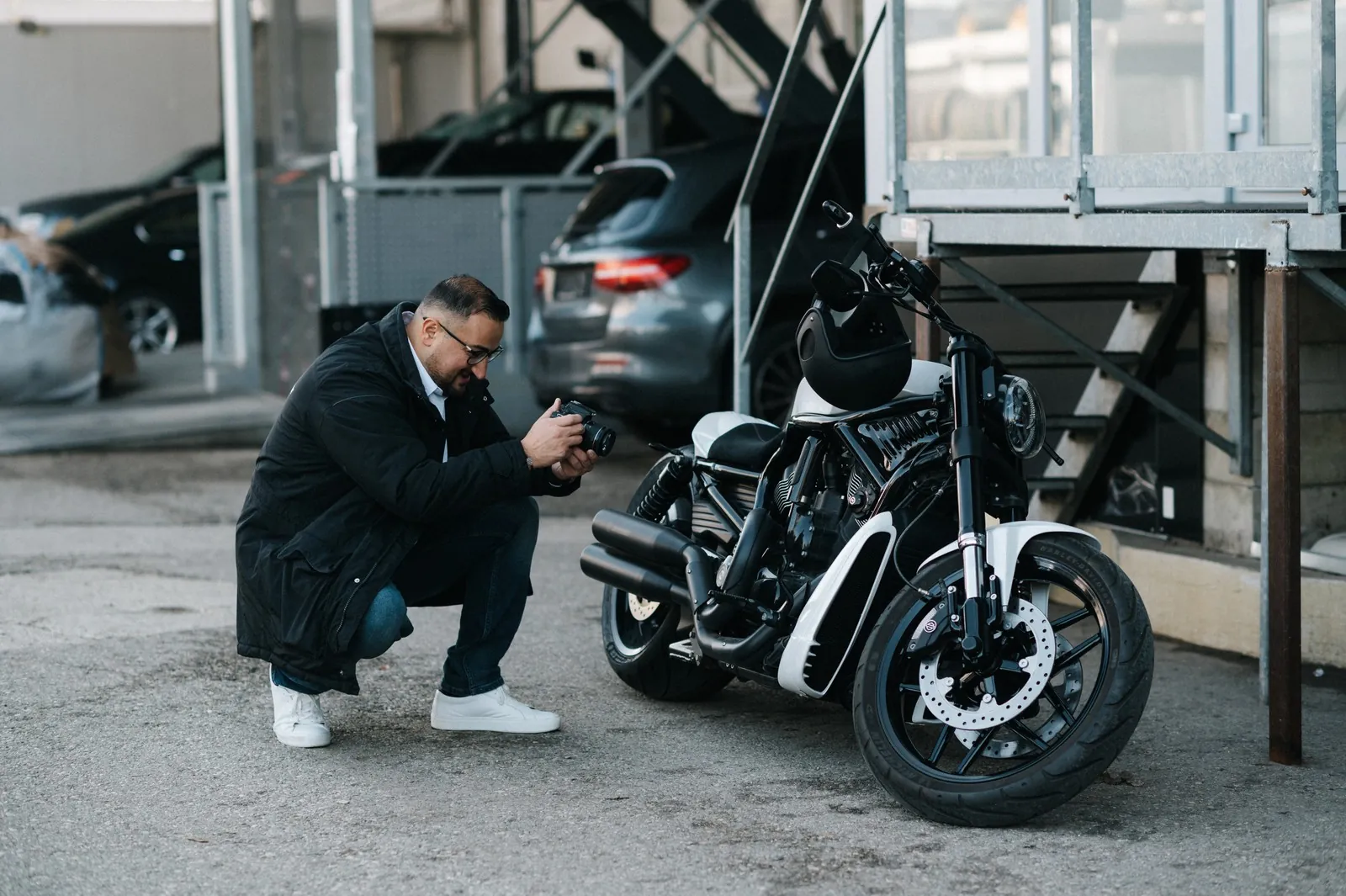 Kfz-Gutachter fotografiert ein Motorrad für ein Schadensgutachten